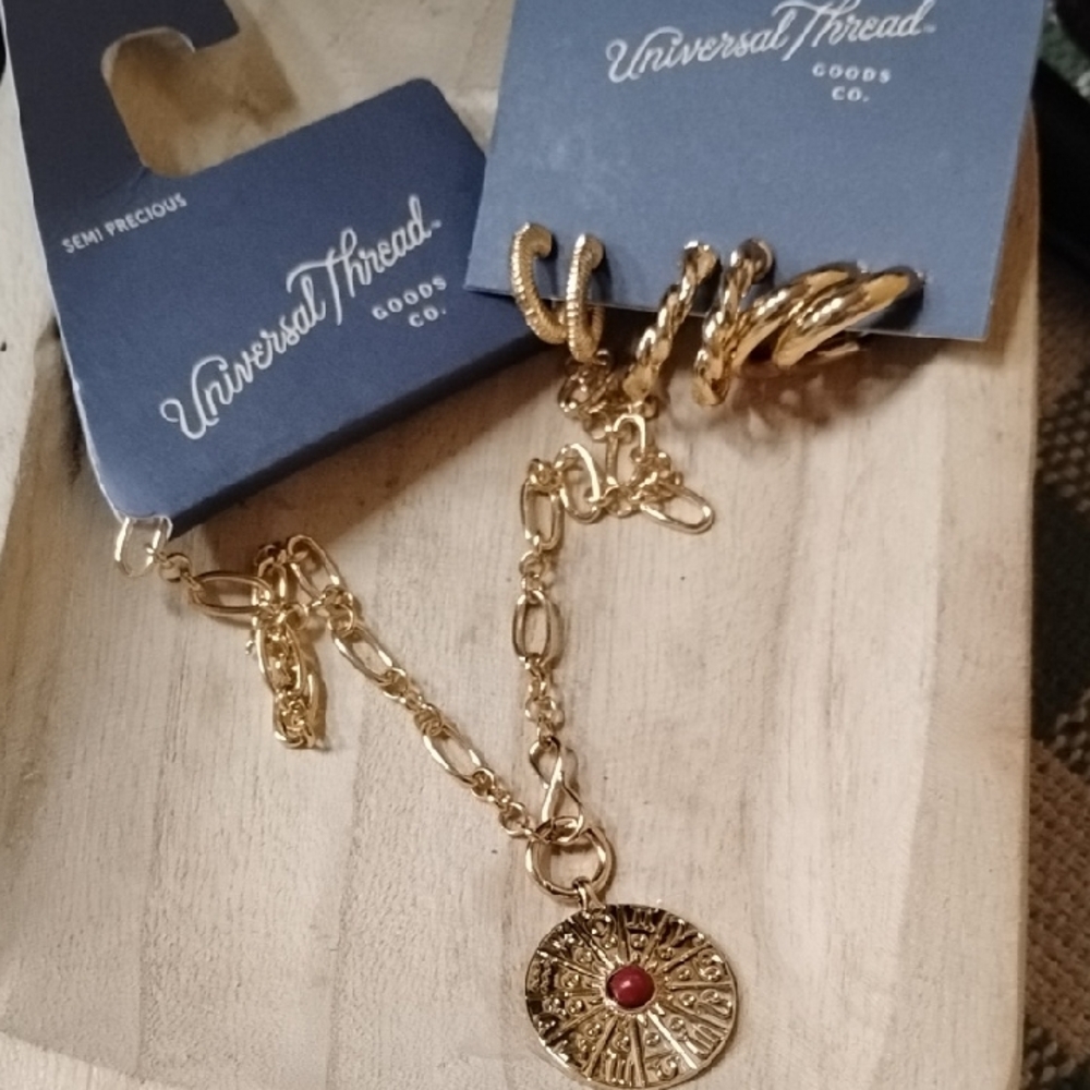 Universal Thread Nickel Free Necklace with Red Stone Pendant And Earrings Set